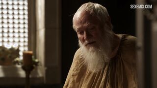 Эсме Бьянко моет свою киску, сцена в Игре престолов