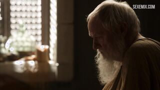 Эсме Бьянко моет свою киску, сцена в Игре престолов