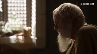 Эсме Бьянко моет свою киску, сцена в Игре престолов