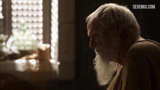 Эсме Бьянко моет свою киску, сцена в Игре престолов