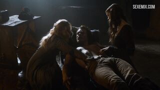 Sesso con le carezze di Charlotte Hope e Stephanie Blacker, scena di Il Trono di Spade