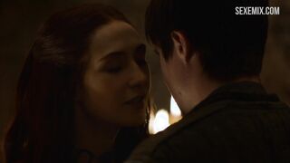 Carice van Houten vaquera, escena de Juego de Tronos