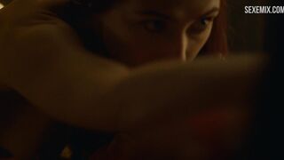 Carice van Houten vaquera, escena de Juego de Tronos