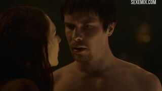 Carice van Houten vaquera, escena de Juego de Tronos