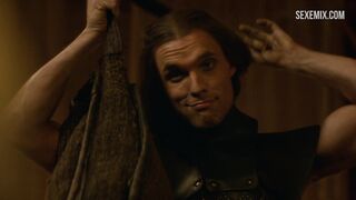 Сексуальная Эмилия Кларк принимает ванну, сцена в Игре престолов