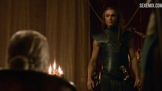 Сексуальная Эмилия Кларк принимает ванну, сцена в Игре престолов