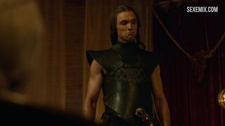 Сексуальная Эмилия Кларк принимает ванну, сцена в Игре престолов