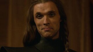 Сексуальная Эмилия Кларк принимает ванну, сцена в Игре престолов