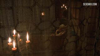 Сексуальная Эмилия Кларк принимает ванну, сцена в Игре престолов