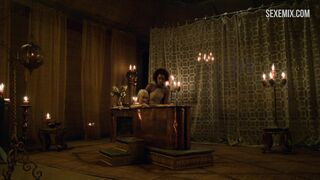 Сексуальная Эмилия Кларк принимает ванну, сцена в Игре престолов