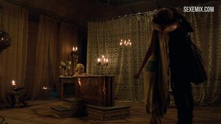 Сексуальная Эмилия Кларк принимает ванну, сцена в Игре престолов