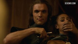 Сексуальная Эмилия Кларк принимает ванну, сцена в Игре престолов