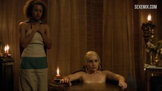 Сексуальная Эмилия Кларк принимает ванну, сцена в Игре престолов