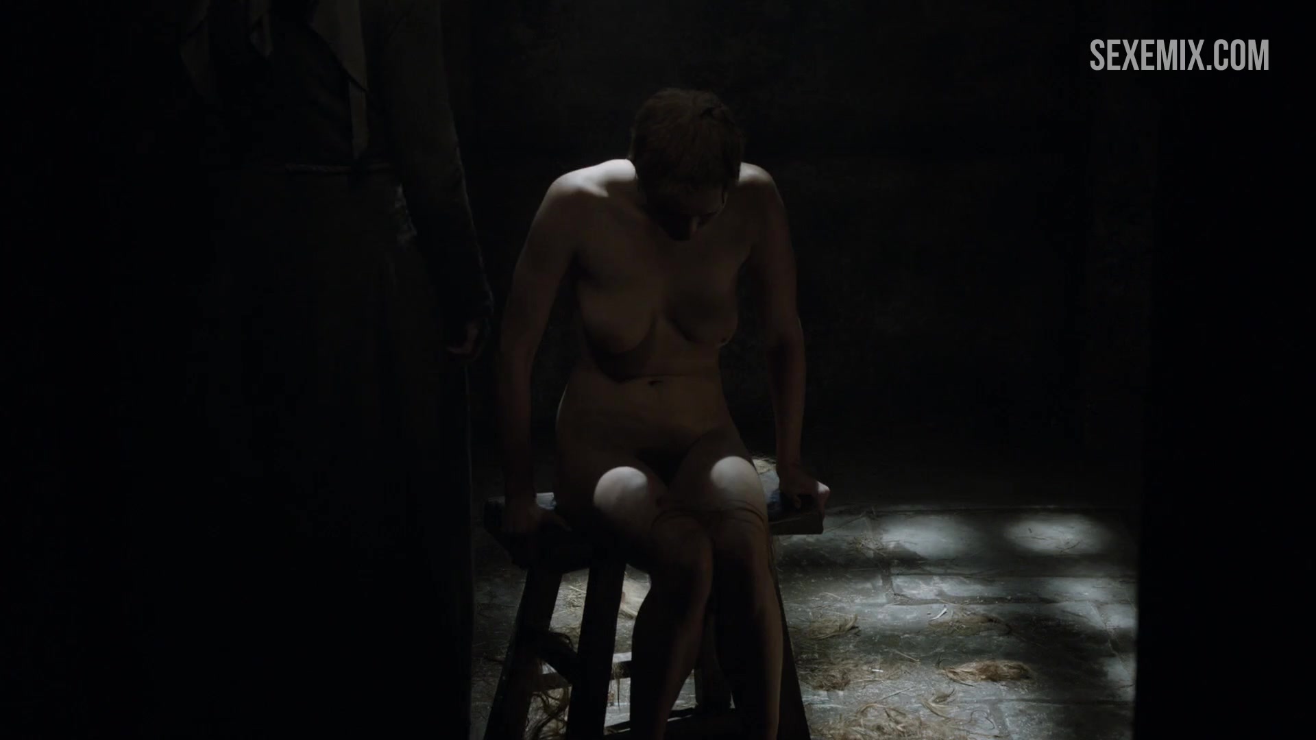 Naked Lena Headey gets washed and cut, scene in Game of Thrones