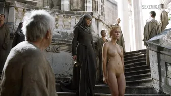 Lena Headey cammina nuda tra la folla, scena in Il Trono di Spade