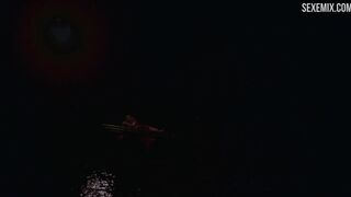 Sook-Yin Lee se masturba em um banco, cena em Shortbus