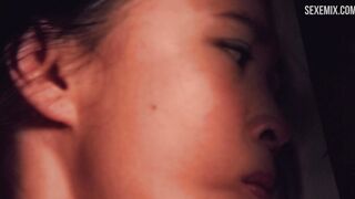 Sook-Yin Lee se masturba em um banco, cena em Shortbus