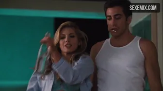 Christina Fandino deitada nua à beira da piscina, cena de Amor e Outras Drogas