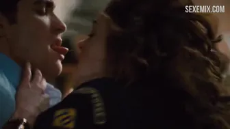 Scena erotica di Anne Hathaway in cucina, in Amore e altri farmaci