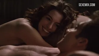 Anne Hathaway deitada nua na cama, cena de Amor e Outras Drogas