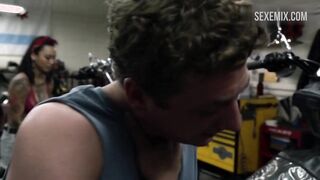 Levy Tran Sex cowgirl em uma motocicleta, cena em Shameless