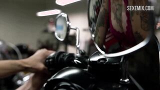 Levy Tran Sex cowgirl em uma motocicleta, cena em Shameless