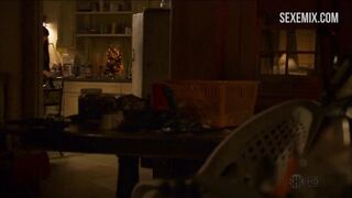 Emma Greenwell nue sortant du lit, scène dans Shameless