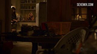 Emma Greenwell nue sortant du lit, scène dans Shameless