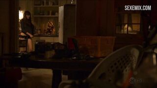 Emma Greenwell nue sortant du lit, scène dans Shameless