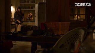 Emma Greenwell nue sortant du lit, scène dans Shameless