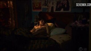 Emma Greenwell nue sortant du lit, scène dans Shameless