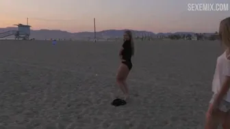 Scarlett Davies in bikini bianco sulla spiaggia, scena in #FollowMe