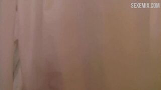 Scarlett Davis zeigte ihre Brüste unter der Dusche, Szene in #FollowMe