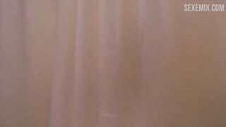 Scarlett Davis zeigte ihre Brüste unter der Dusche, Szene in #FollowMe