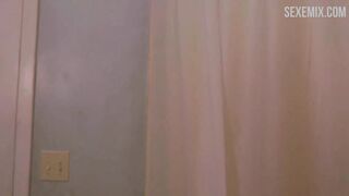 Scarlett Davis zeigte ihre Brüste unter der Dusche, Szene in #FollowMe