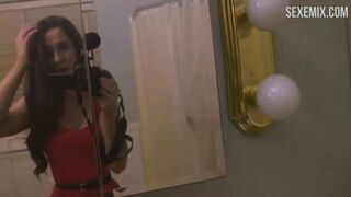 Scarlett Davis zeigte ihre Brüste unter der Dusche, Szene in #FollowMe