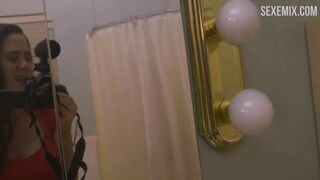 Scarlett Davis zeigte ihre Brüste unter der Dusche, Szene in #FollowMe