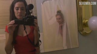 Scarlett Davis zeigte ihre Brüste unter der Dusche, Szene in #FollowMe