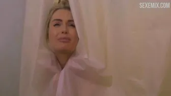 Scarlett Davis ha mostrato il seno sotto la doccia, scena in #FollowMe