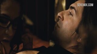 Элиза Товати в красном лифчике, Сексуальная сцена за 99 франков