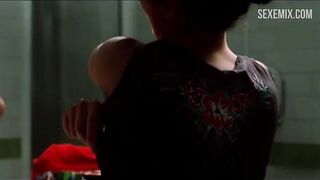 Карла Чамбел надевает майку перед зеркалом, сцена из 98 Octanas