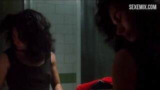 Карла Чамбел надевает майку перед зеркалом, сцена из 98 Octanas