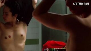 Карла Чамбел надевает майку перед зеркалом, сцена из 98 Octanas