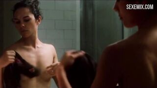 Карла Чамбел надевает майку перед зеркалом, сцена из 98 Octanas