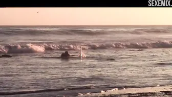 Amy Seimetz tiene sexo en la playa, escena de 9 Lunas Llenas