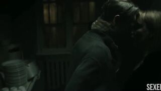 Monika Dorota nos mostra seus lindos peitos pressionados contra o vidro, cena em O Anjo Poderoso