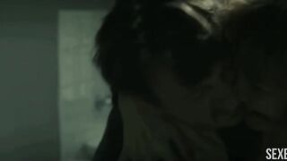 Monika Dorota nos mostra seus lindos peitos pressionados contra o vidro, cena em O Anjo Poderoso