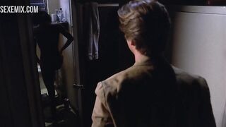 Alexandra Paul nos muestra su coño y sus preciosas tetas, escena en 8 Million Ways to Die