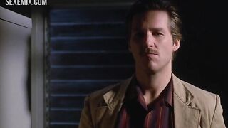 Alexandra Paul nos muestra su coño y sus preciosas tetas, escena en 8 Million Ways to Die