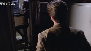 Alexandra Paul nos muestra su coño y sus preciosas tetas, escena en 8 Million Ways to Die